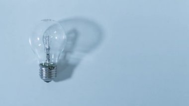 Ampul belirir ve yanar