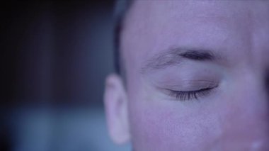 Kişinin gözündeki zaman ayarlı saat. 