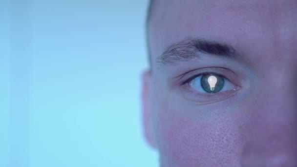 Glödlampa pulser i ögat — Stockvideo
