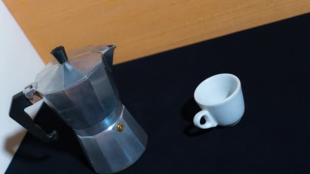 A csésze tele van kávéval megállás nélkül. — Stock videók