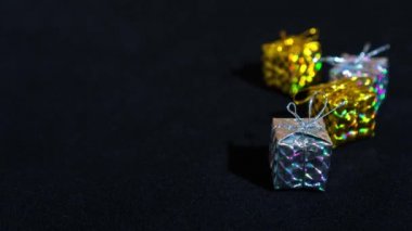 Hediye paketleri siyah masada titreşir