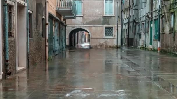 Calle de la antigua ciudad está inundada — Vídeo de stock