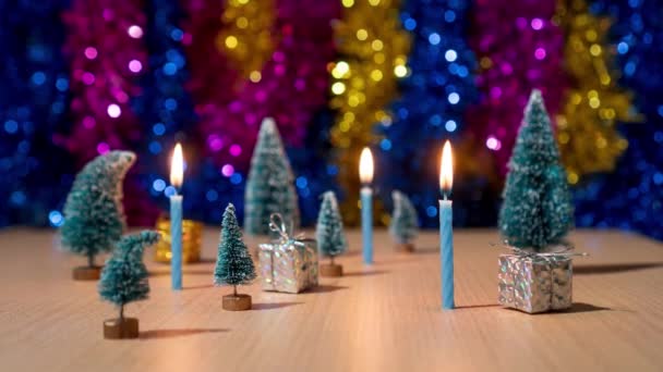 Alberi di Natale e regali con candele che bruciano nel timelapse — Video Stock