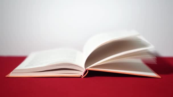 Livre parcourir les pages avec le vent 