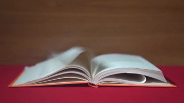 Kitap rüzgarla sayfalara göz at