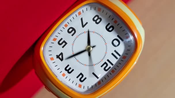 橙色表时钟的时间 — 图库视频影像