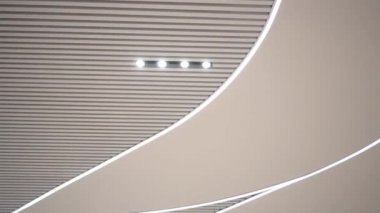 Aydınlatılmış bir odanın iç tavanı