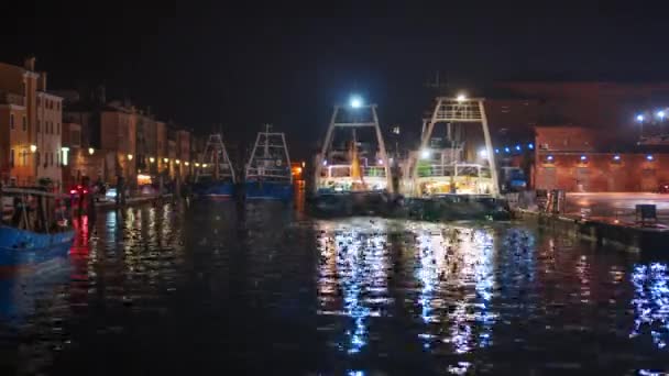 A halászhajók elhagyják a kikötőt — Stock videók