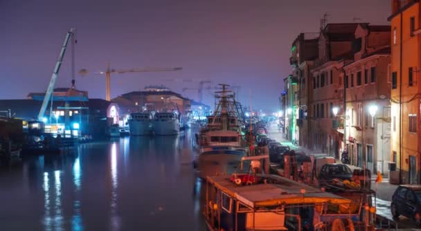 Timelapse nocturno del puerto de los barcos pesqueros de Chioggia — Vídeos de Stock