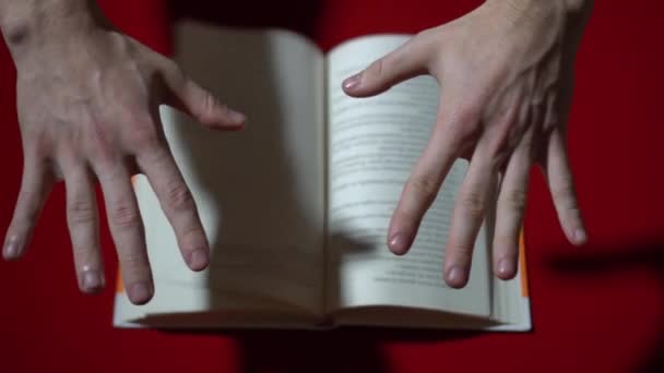 Handen door de pagina 's van het boek bladeren zonder het aan te raken — Stockvideo