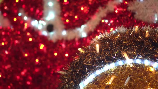 Červená a blikající vánoční ozdoba — Stock video