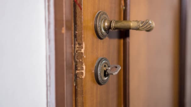 Starożytny klucz odblokuj drzwi — Wideo stockowe