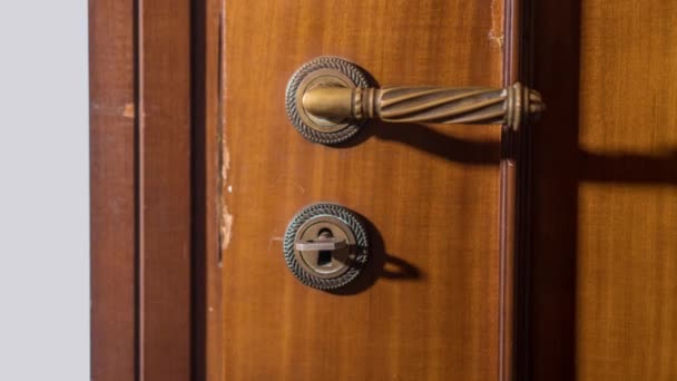 Otočení klíčem ve starém zámku dveří — Stock video