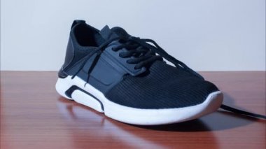 Siyah spor ayakkabı bağcıkları stop hareketinde