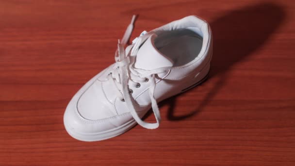 Zapatilla blanca ata cordones en stop motion — Vídeo de stock