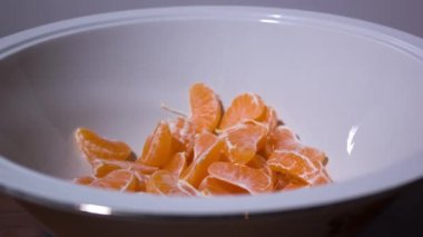 Mandalinalar duraksama hareketinde plakadan kayboluyor.