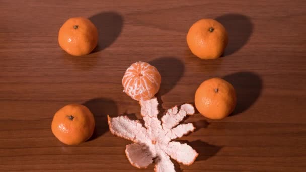 As tangerinas descascam a casca e são divididas em fatias em stop motion — Vídeo de Stock