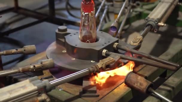 Geblasenes Glas, das mit Feuer arbeitet — Stockvideo