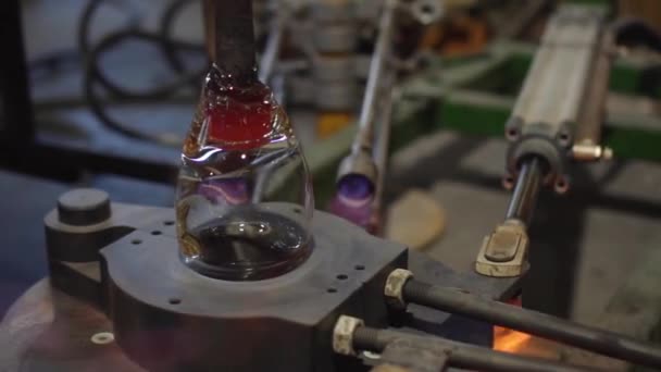 Blåst glas som arbetar med eld — Stockvideo
