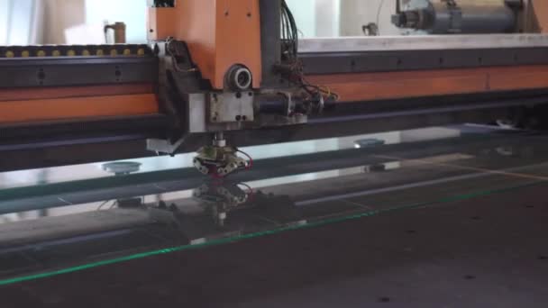 自动机械正在切割玻璃 — 图库视频影像