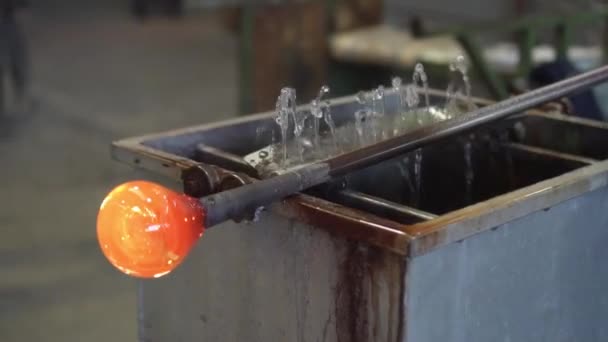 Подутий скляний м'яч охолоджується на заводі — стокове відео