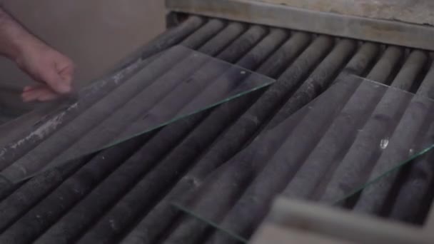 Стеклянные плиты размещаются на конвейере — стоковое видео