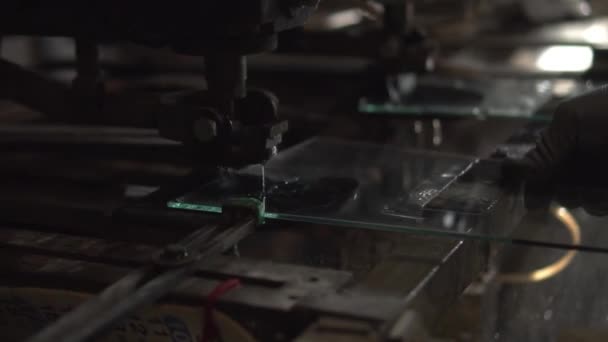 Płyty szklane są przebijane przez wiertarkę — Wideo stockowe