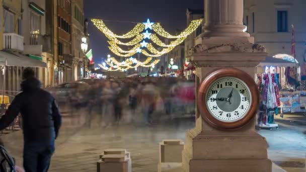 Antik şehirde yürüyen insanların zaman çizelgesi — Stok video
