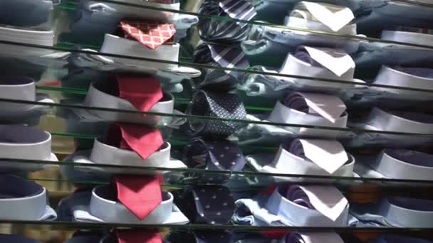 Skjorter med slips til salgs i butikken – stockvideo