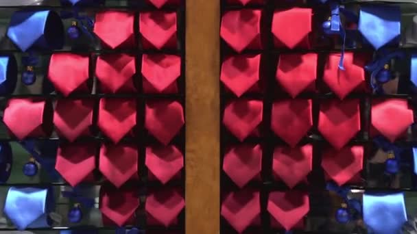 Мужские галстуки висят на стене магазина — стоковое видео