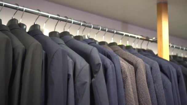 Мужские куртки на продажу висят в магазине — стоковое видео