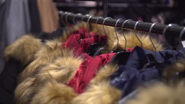 Зимние куртки на продажу в магазине — стоковое видео