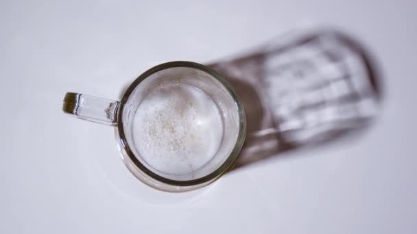 La bière remplit une tasse en verre en stop motion — Video