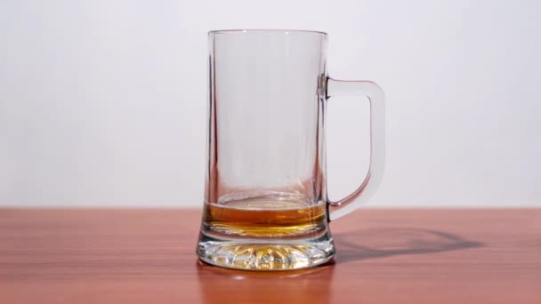 La birra si versa nella tazza. — Video Stock