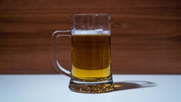 Taza de cerveza llena de espuma blanca — Vídeo de stock