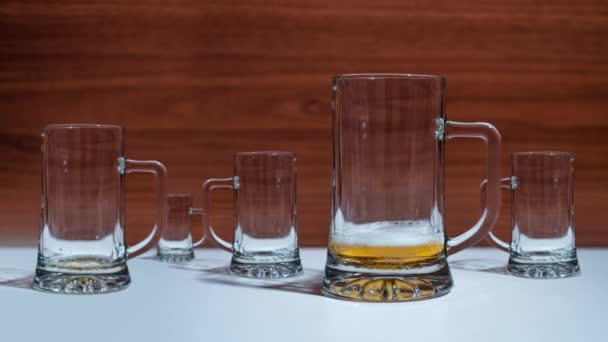 Los vasos sobre la mesa se llenan de cerveza en stop motion — Vídeo de stock