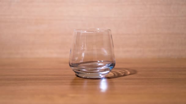 El vidrio se llena con agua en stop motion — Vídeo de stock