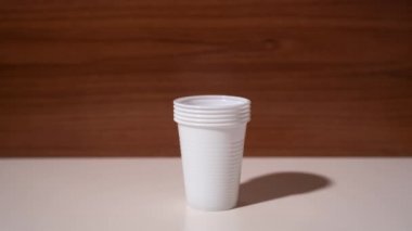 Tek kullanımlık plastik bardaklar üst üste büyür.