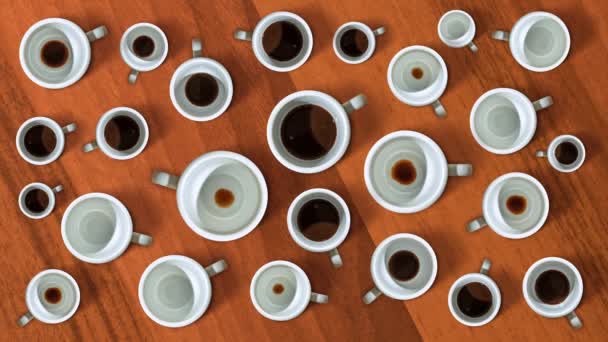 Café remplit de nombreuses tasses sur la table — Video