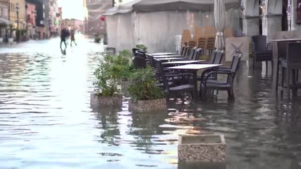 Μπαρ καρέκλες και τραπέζια στην πλημμυρισμένη πόλη — Αρχείο Βίντεο