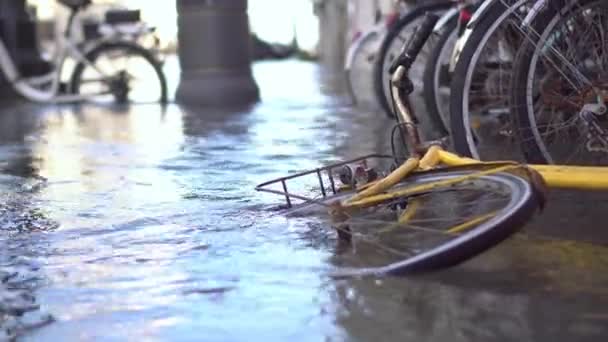 Muitas bicicletas no meio da água que inunda a cidade — Vídeo de Stock