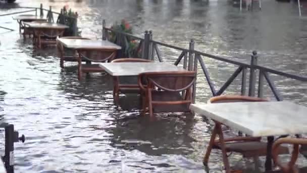Tables de restaurant dans une ville inondée d'eau — Video