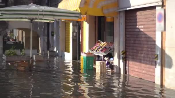 Tienda de frutas en la ciudad inundada de agua — Vídeo de stock