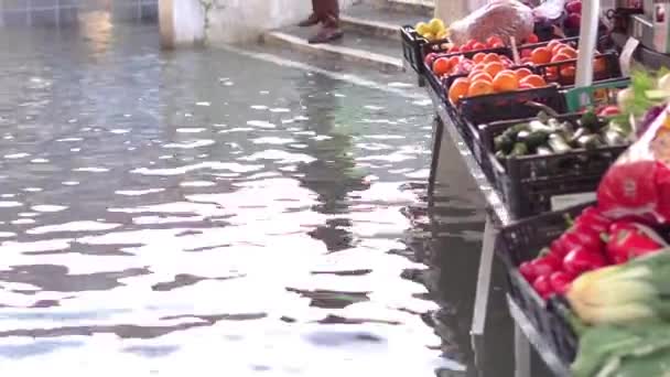 Fruta en venta en la ciudad inundada de agua — Vídeos de Stock