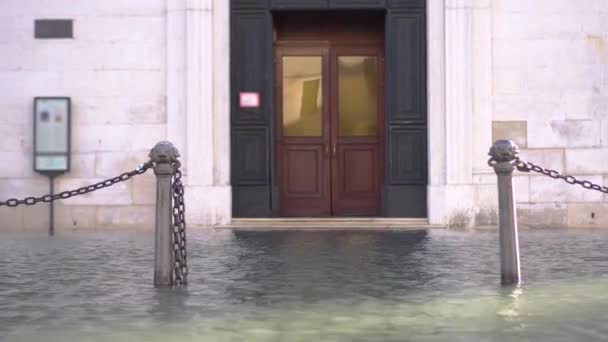 Ytterdörr till en byggnad översvämmad med vatten — Stockvideo