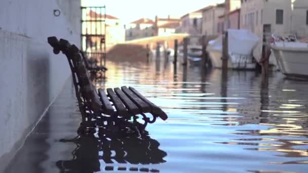 Banco en la ciudad inundado de agua — Vídeo de stock