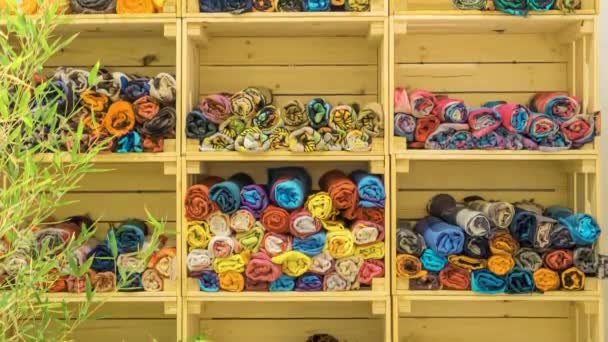 Lenços coloridos à venda na loja que mudam as cores — Vídeo de Stock