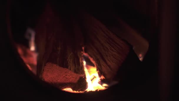 Древний камин с горящей древесиной — стоковое видео