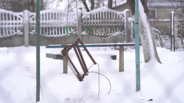 Schaukel für Kinder im Schnee kaputt — Stockvideo