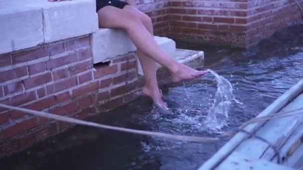 Chica baña sus pies en el agua — Vídeo de stock